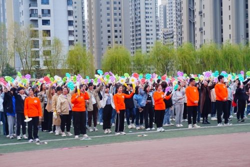 《天天向上》手勢舞中拉開帷幕,全場師生揮舞著手中的太陽花氣球,以